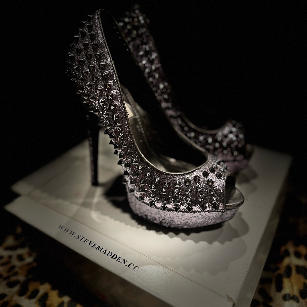 Steven Madden Spiked Awwsom Heel in Pewter with original box 7.5